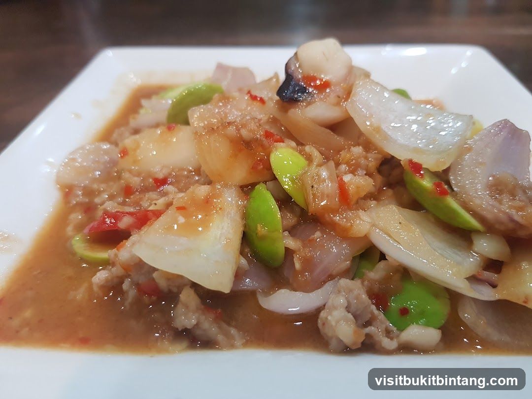 Stir-fried dish with vegetables and meat