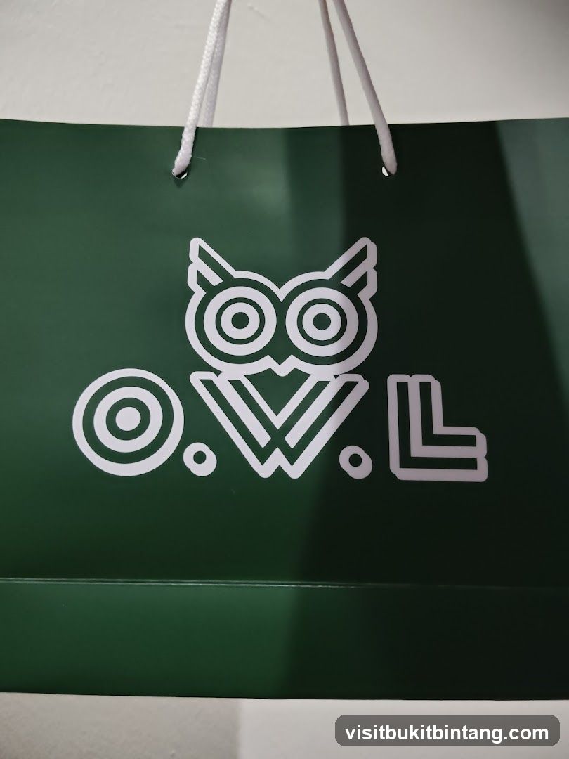 Green shopping bag with owl logo