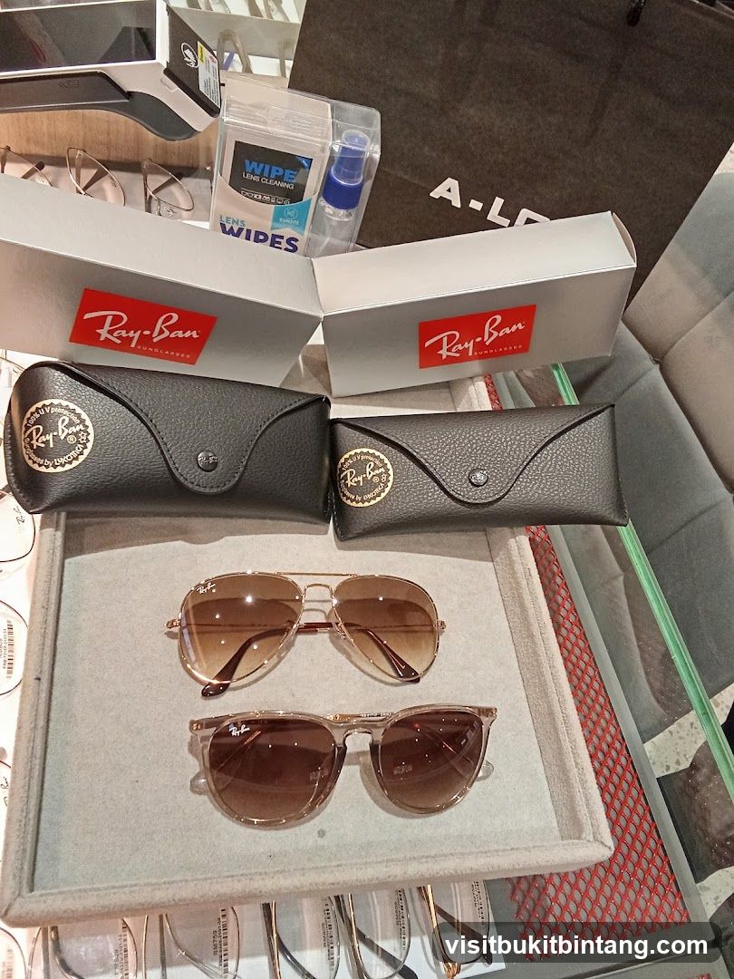 Ray-Ban Sunglasses Display