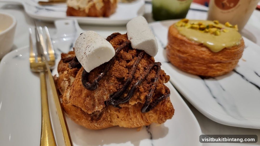 Desserts with Marshmallows and Pistachios