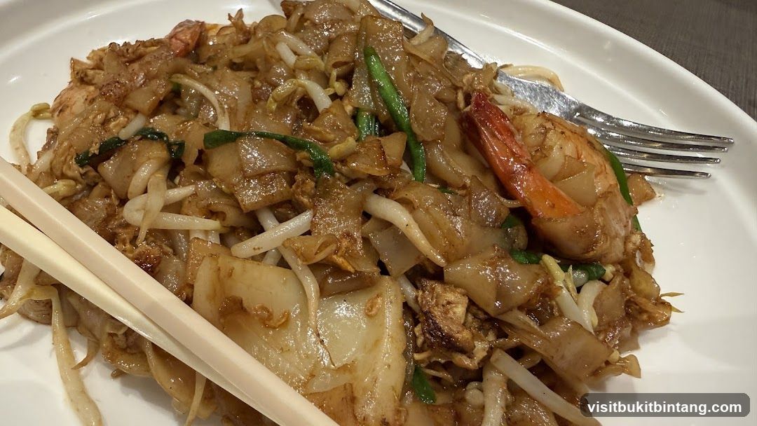 Shrimp Fried Rice Noodles with Bean Sprouts and Green Onions