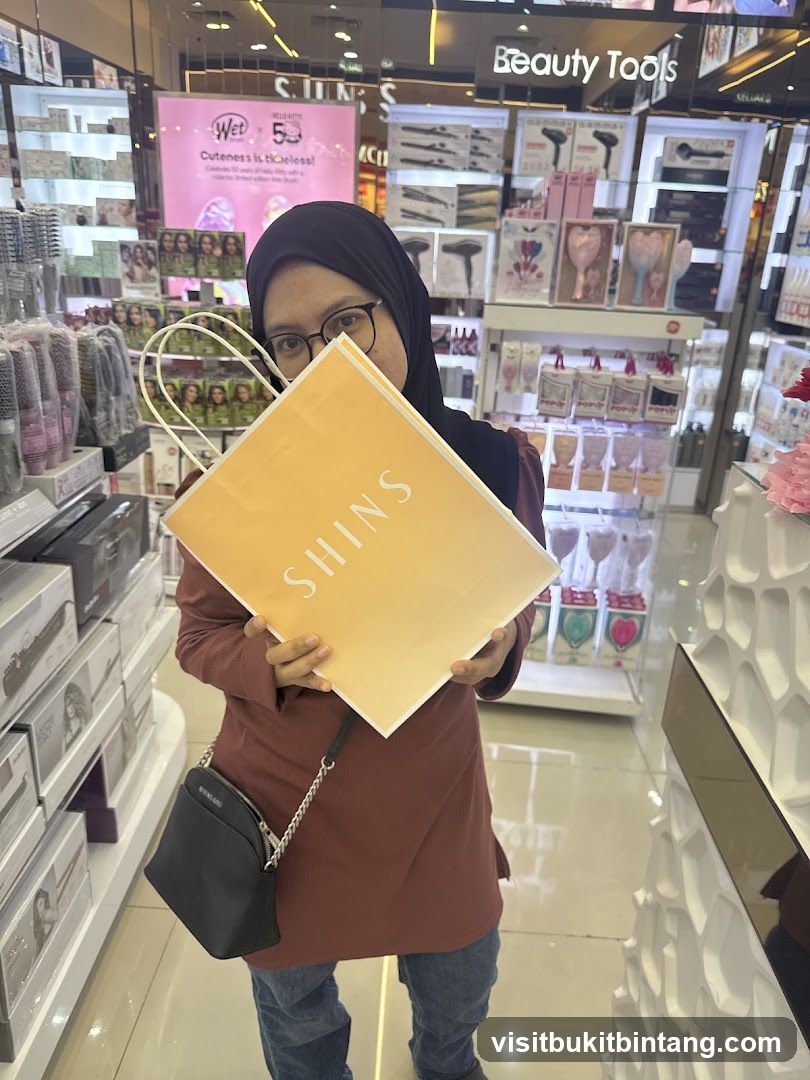 Woman holding a shopping bag in a beauty store