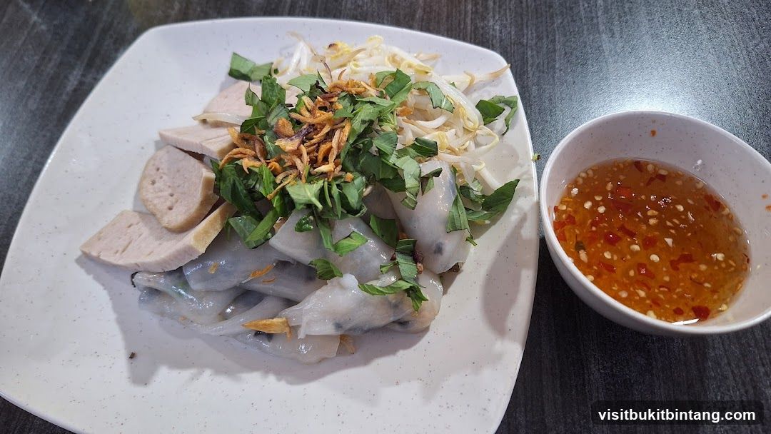 Vietnamese Rice Noodle Dish with Dipping Sauce
