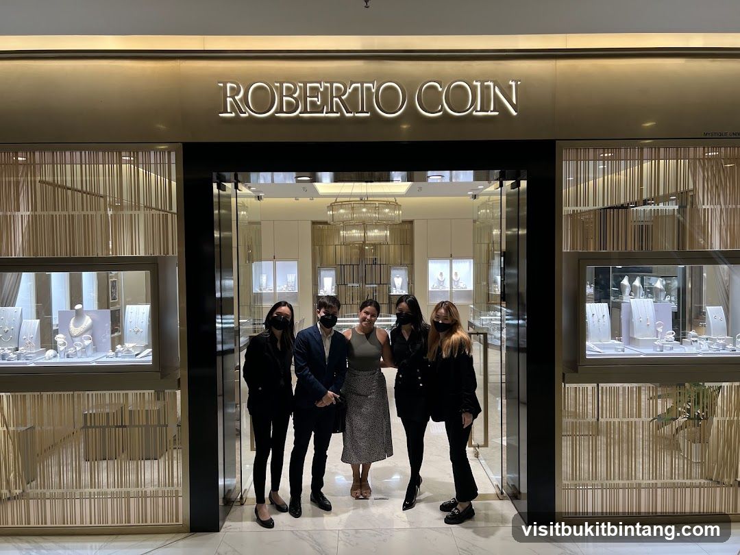 Roberto Coin Storefront with Group Photo