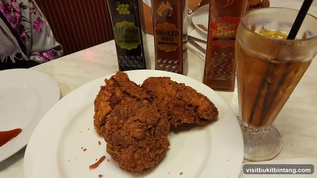 Fried Chicken with Sauces and Drink