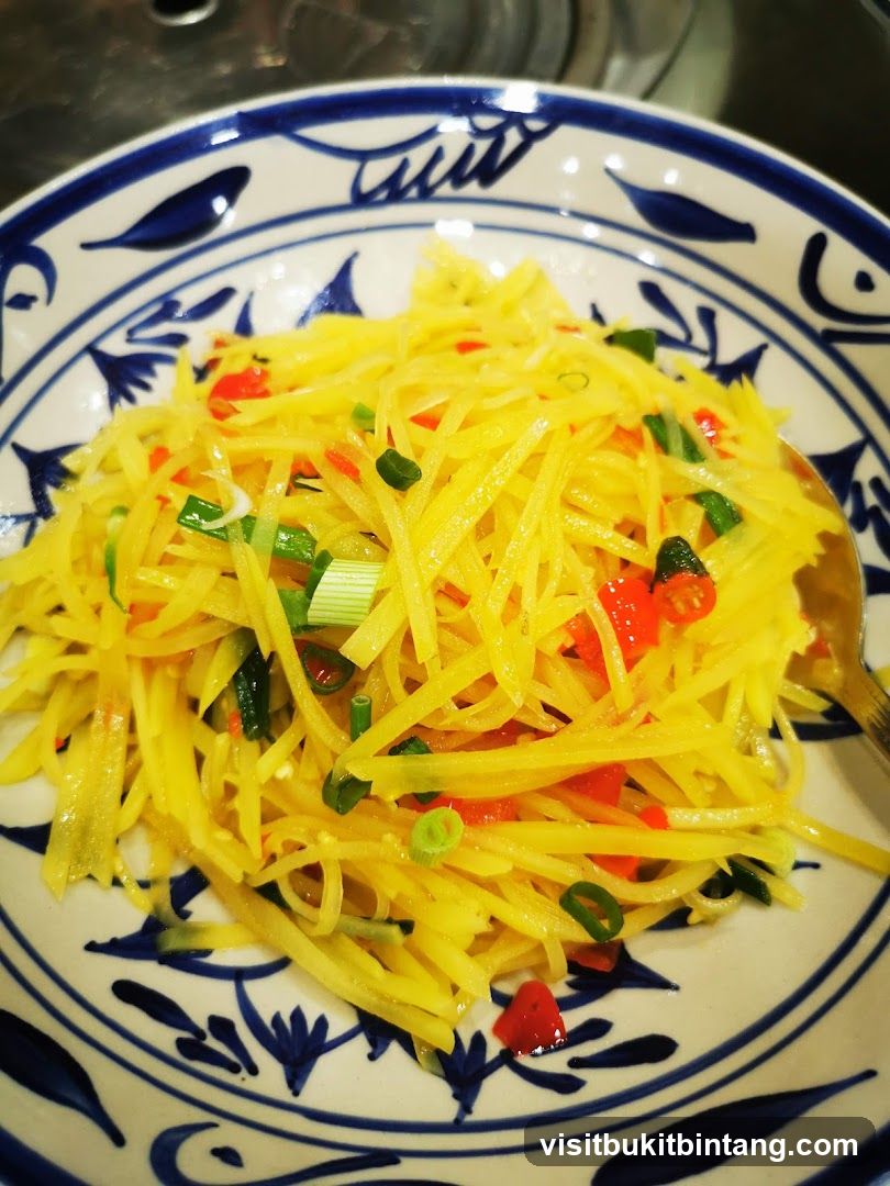 Stir-fried shredded potatoes with chili and green onions