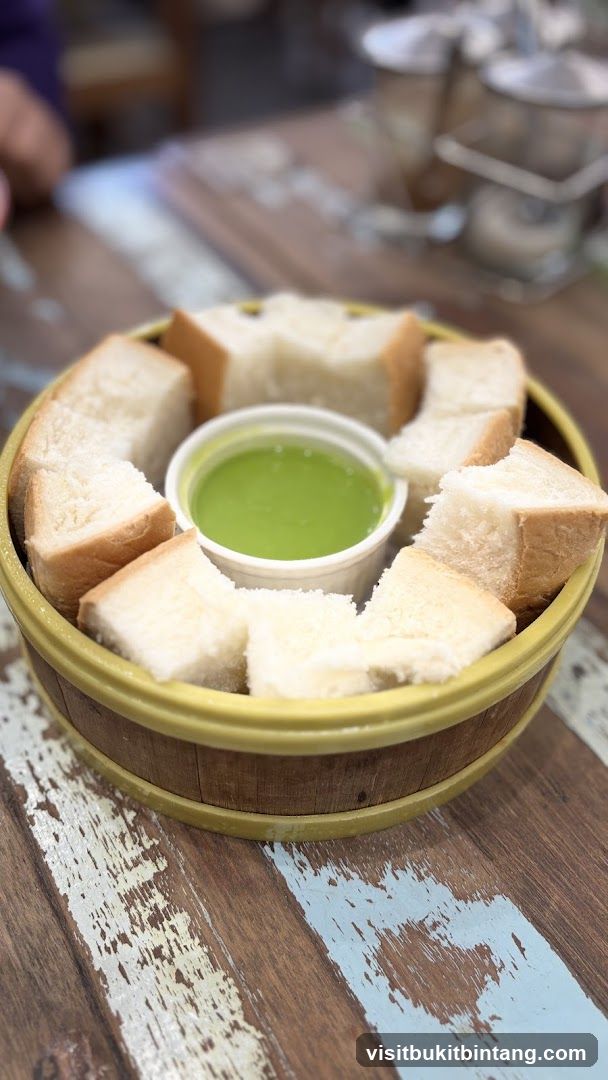 Steamed Bread with Pandan Custard