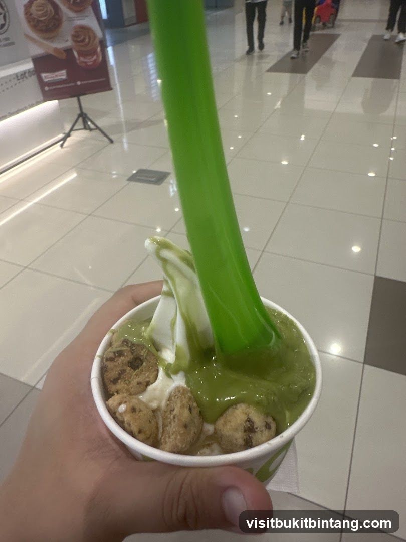 Frozen Yogurt with Cookies