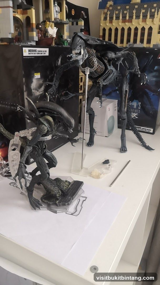 Alien Action Figures Display