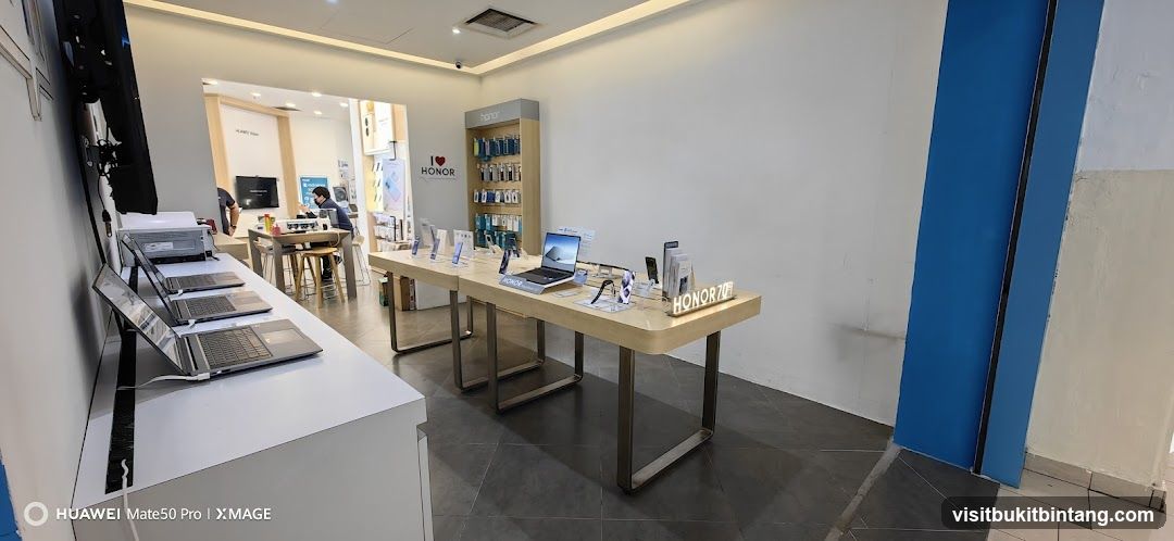 Honor Store Interior Display