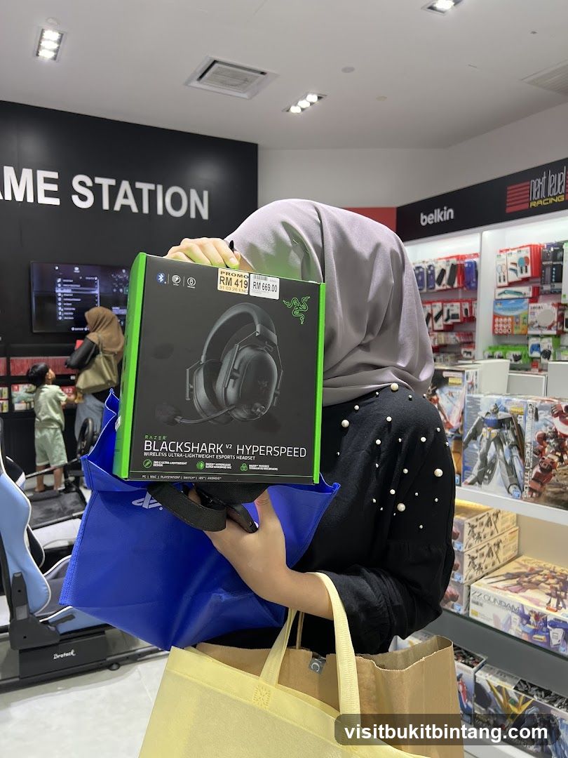 Person holding a Razer Blackshark V2 Hyperspeed headset box