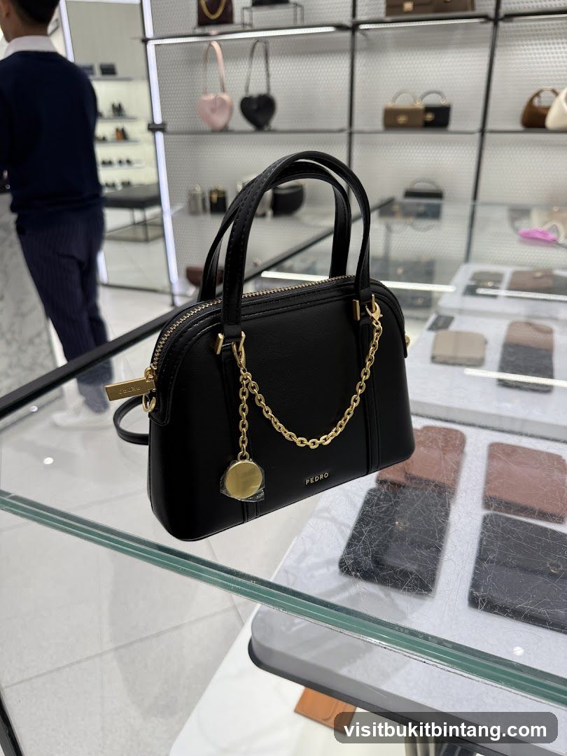 Black Handbag Display