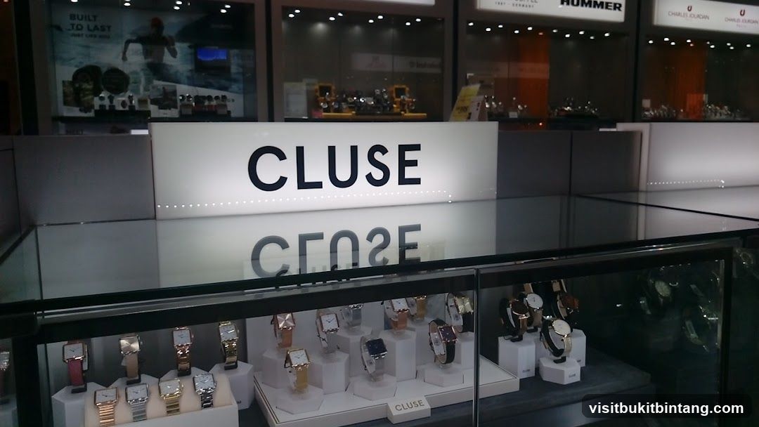 CLUSE Watches Display