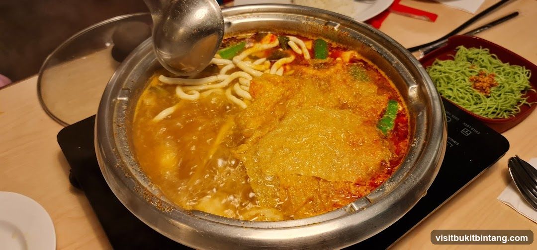 Hot Pot with Noodles and Green Noodles