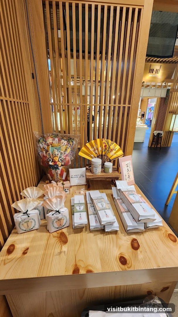 Display of Packaged Goods and Decorations