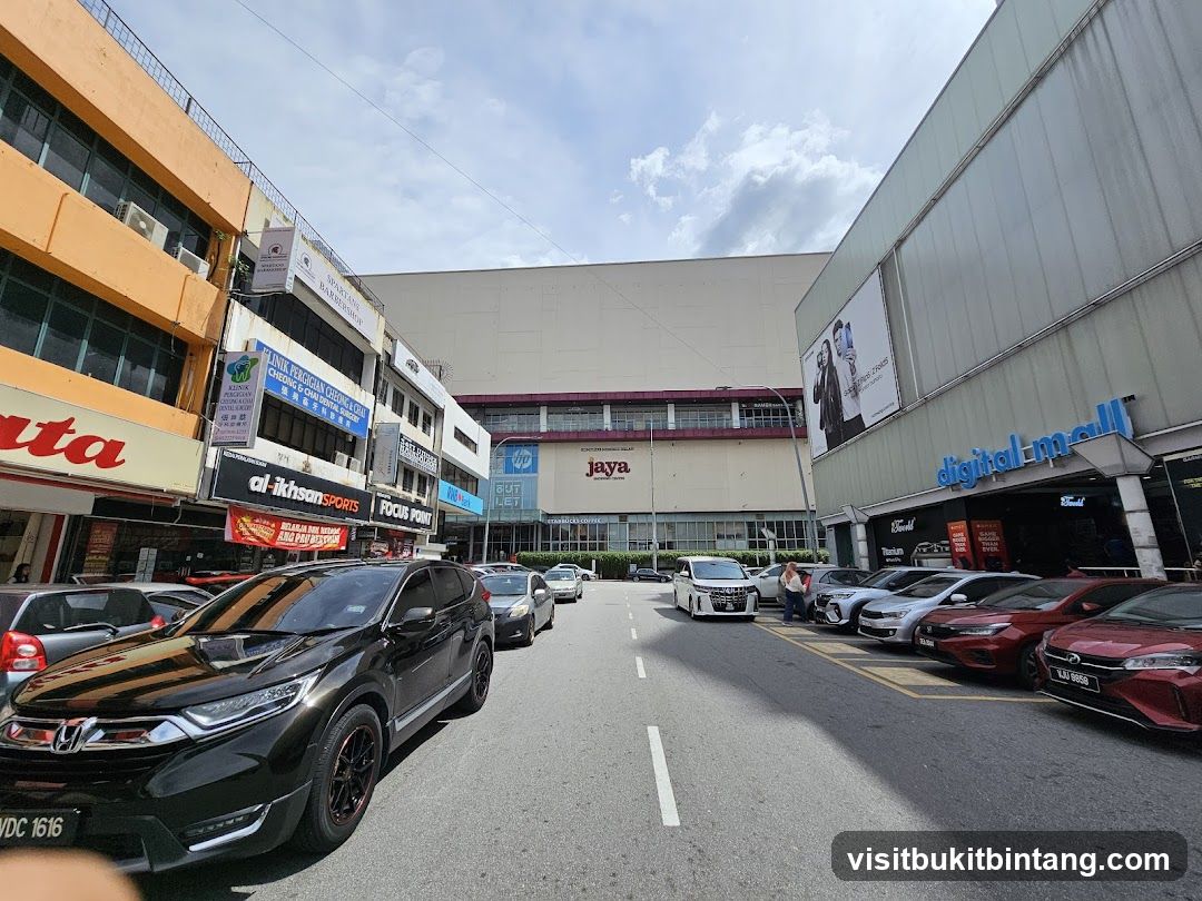 Street View of Digital Mall and Surrounding Shops