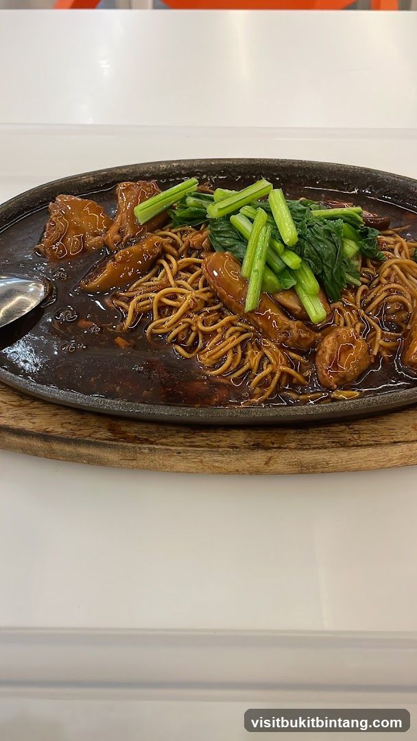 Sizzling Noodles with Meat and Greens
