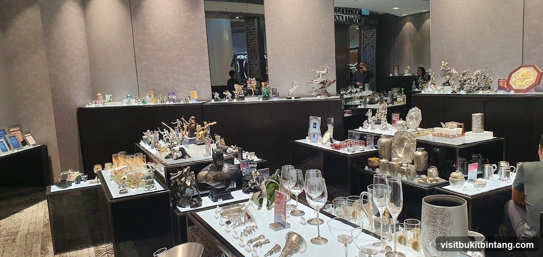 Display of decorative items and tableware
