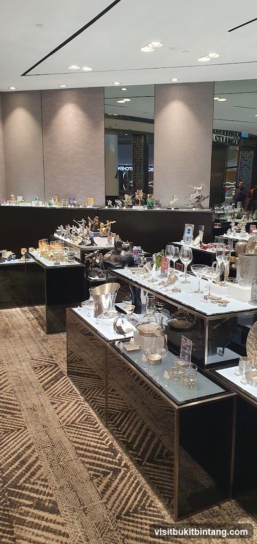 Display of decorative items and glassware