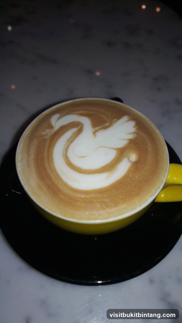 Latte with Swan Art