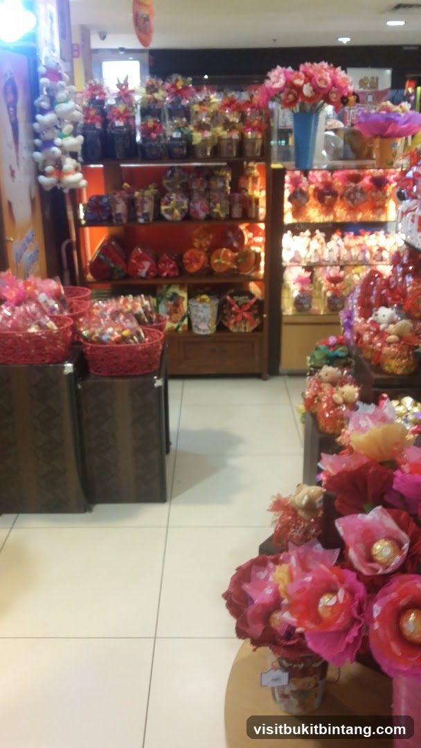 Famous Amos Gurney Plaza