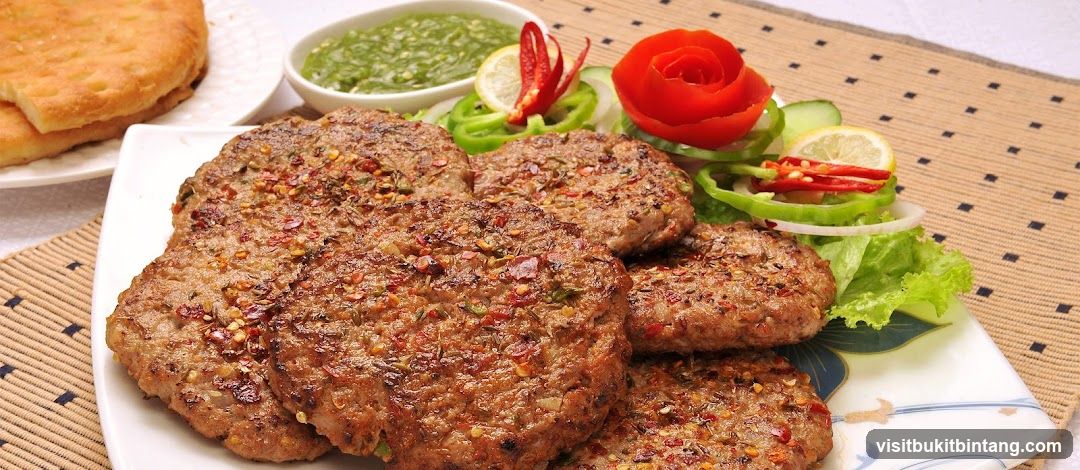 Spicy Patties with Salad and Bread