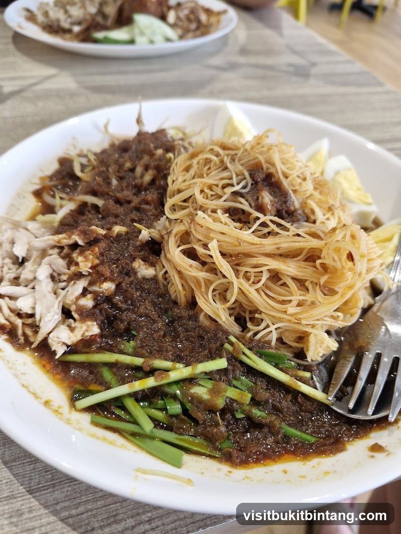 Noodle Dish with Shredded Chicken and Eggs