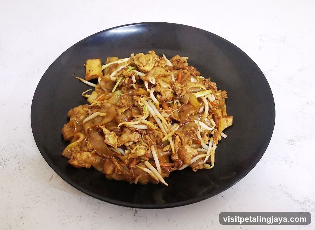 Stir-fried Rice Noodles with Tofu and Egg