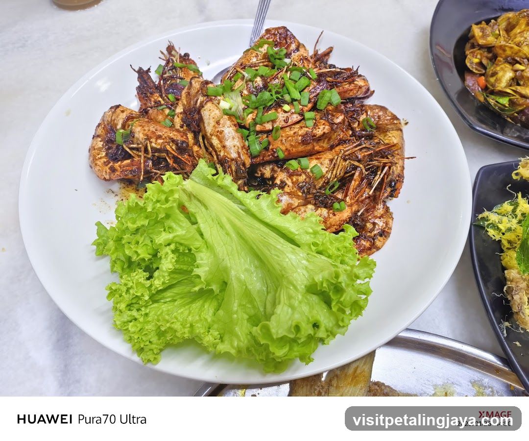 Grilled Shrimp with Lettuce Garnish