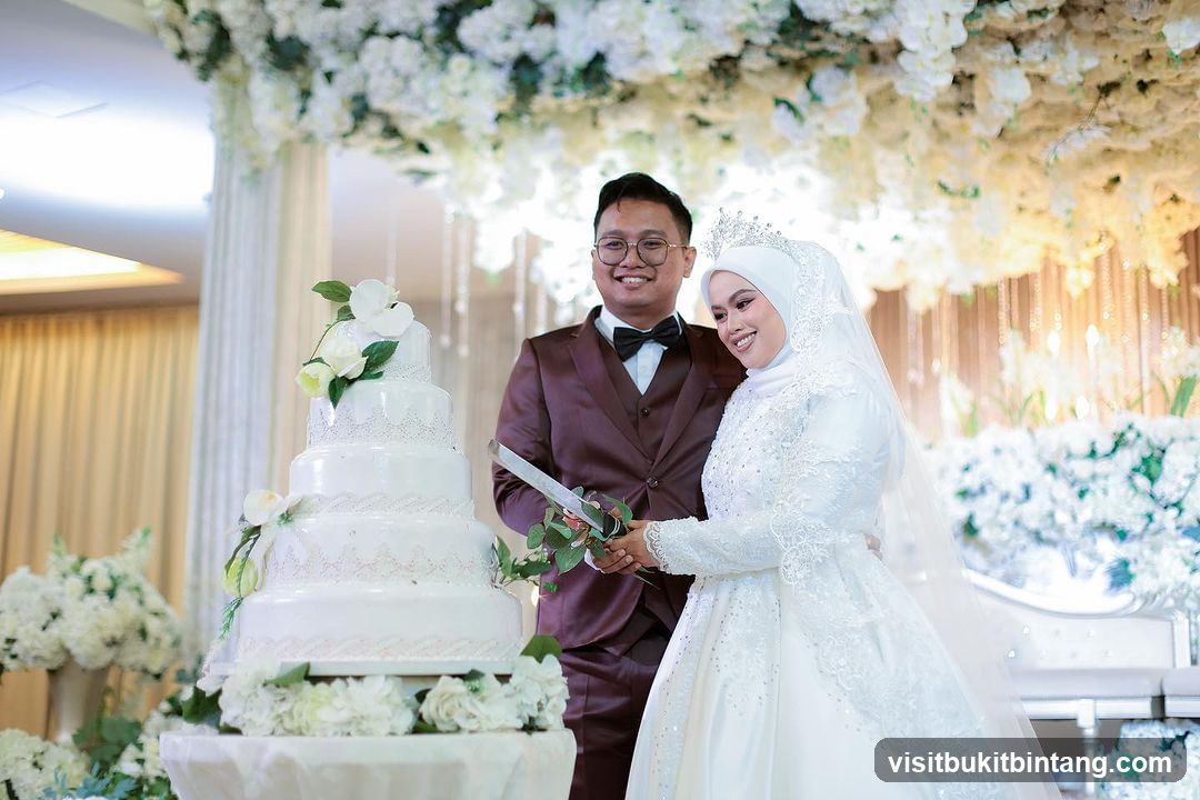 Wedding Cake Cutting