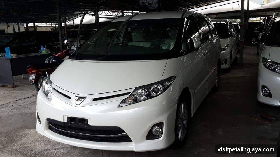 White Toyota Sienna in a car lot