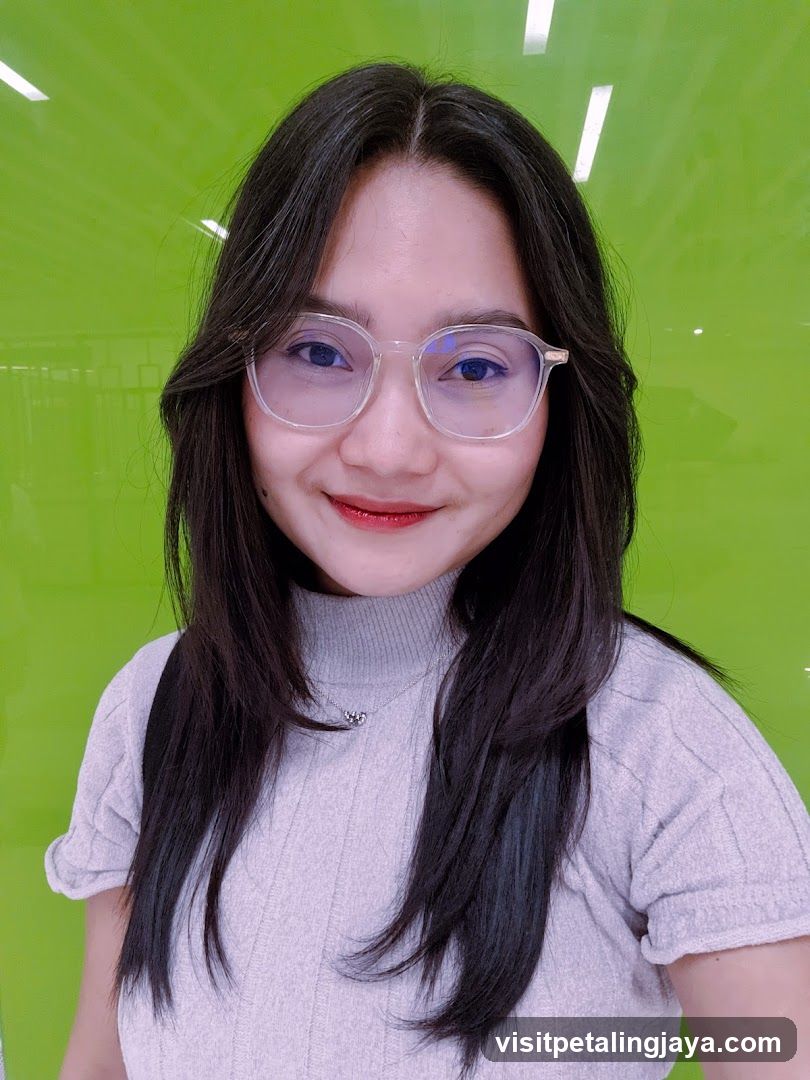 Portrait of a woman with glasses