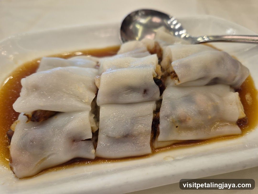 Steamed Rice Rolls with Sauce