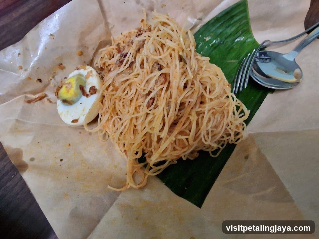 Spaghetti with Egg and Banana Leaf
