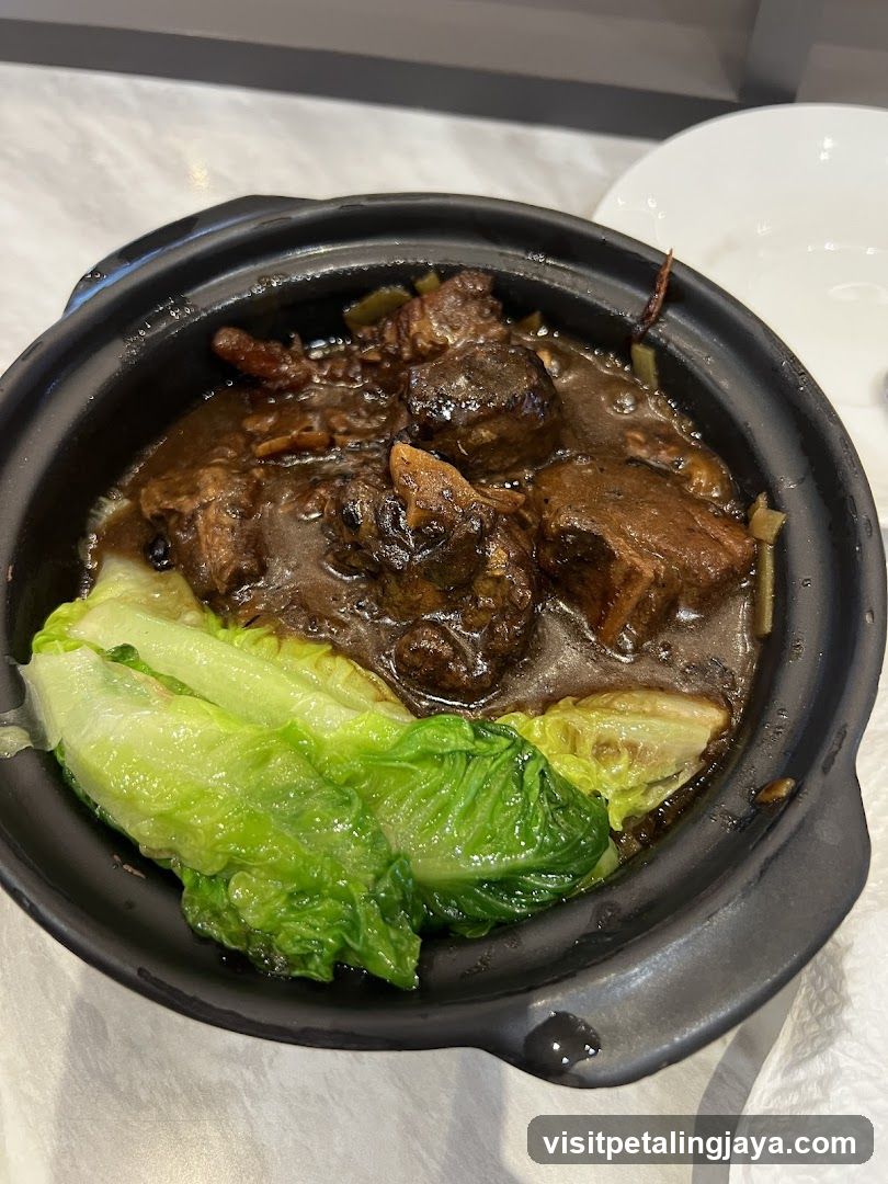 Stewed Meat with Lettuce in Clay Pot