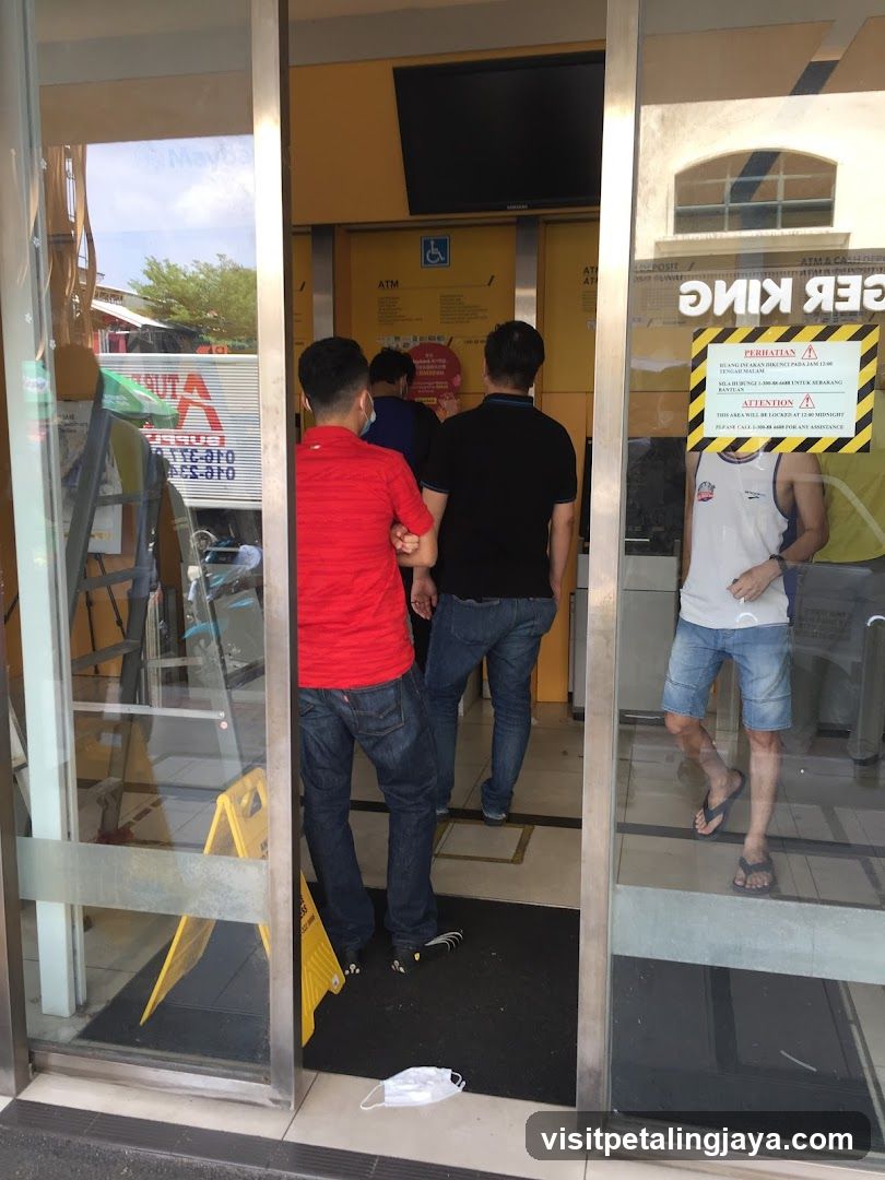 Maybank (Giza Kota Damansara)