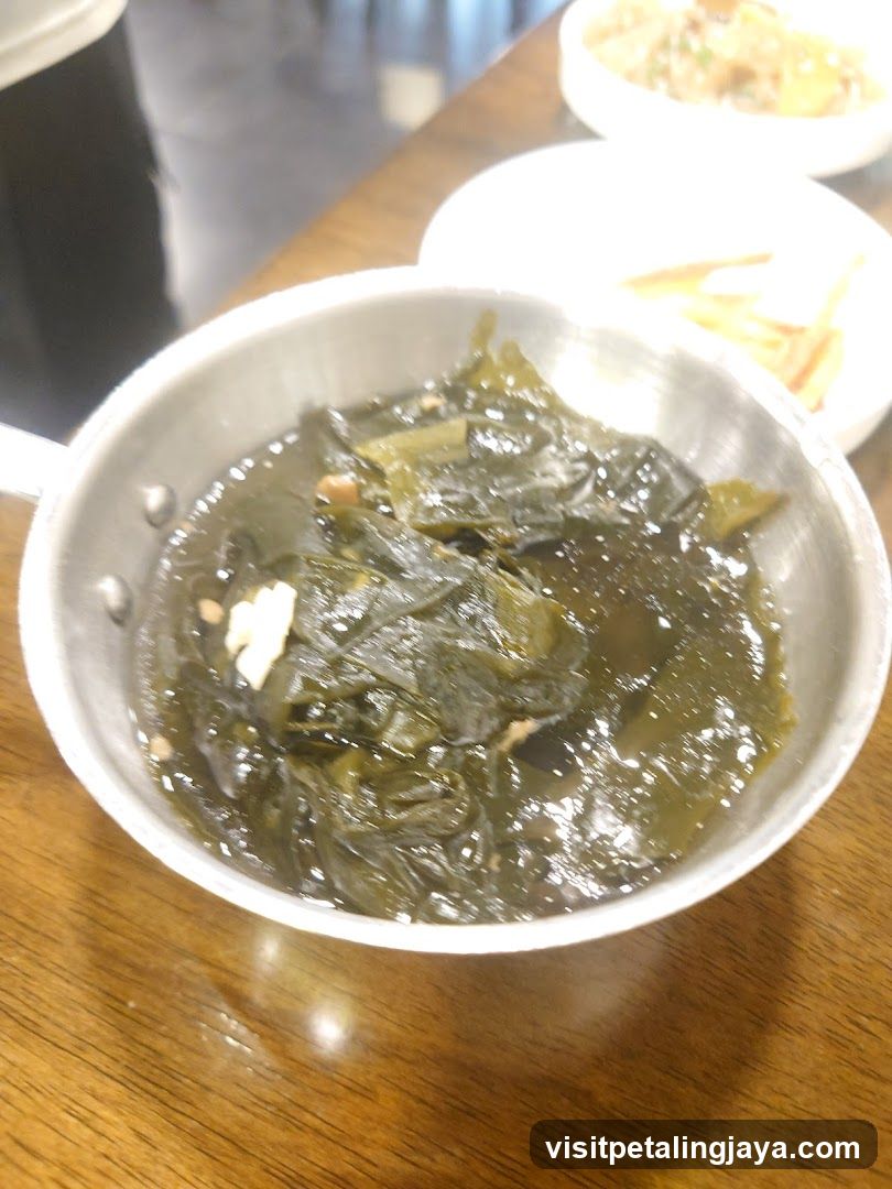 Seaweed Soup with Garlic