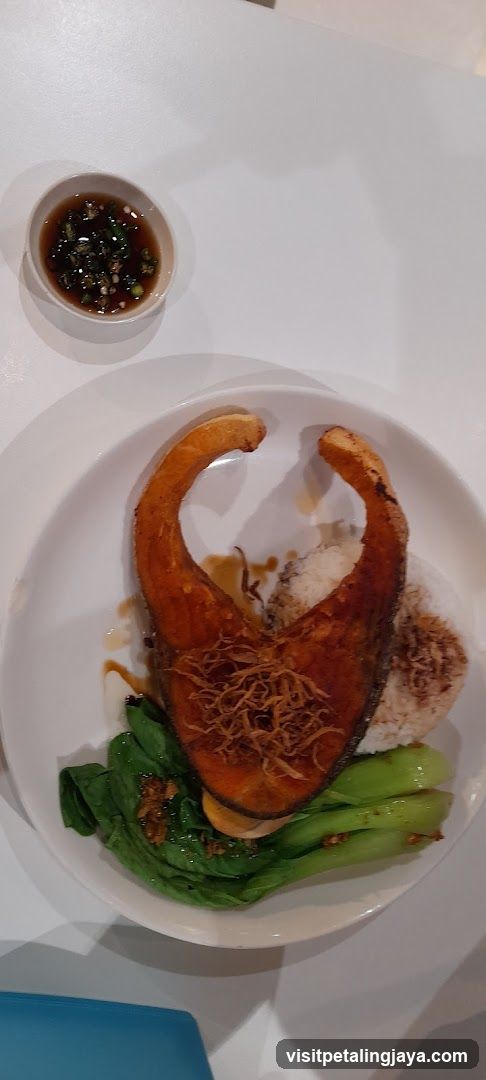 Fried Fish with Rice and Vegetables
