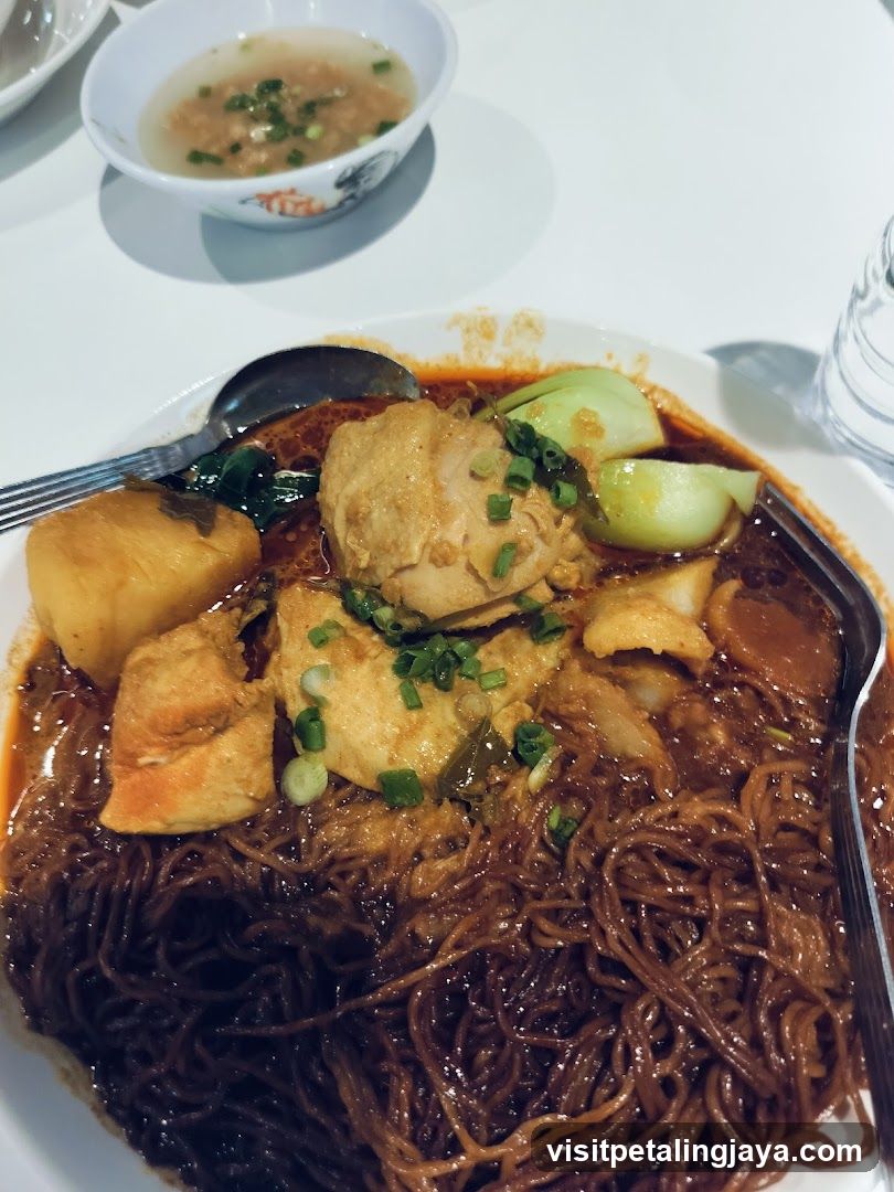 Noodle Dish with Chicken and Broth