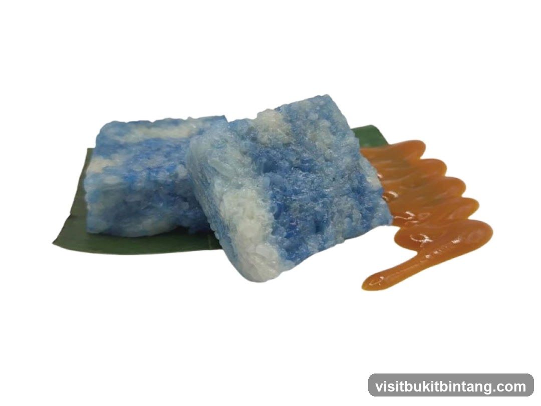 Blue and White Sticky Rice Cakes with Sauce