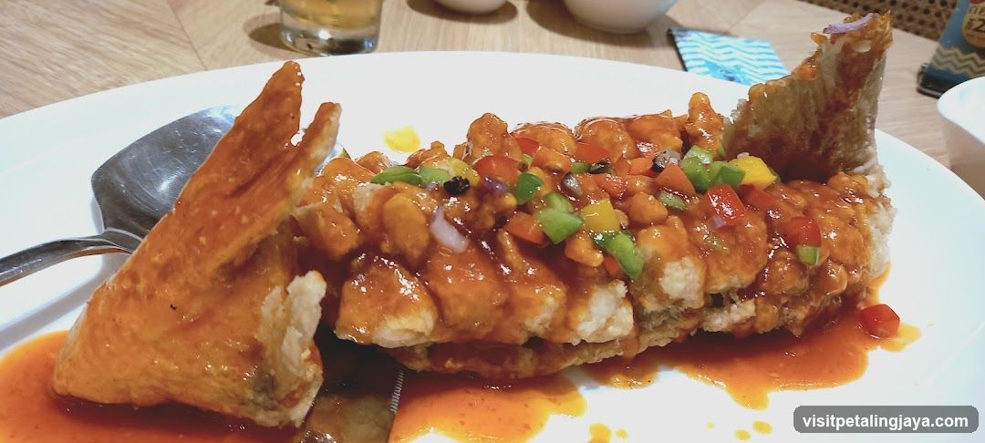 Crispy Fish with Sauce and Vegetables