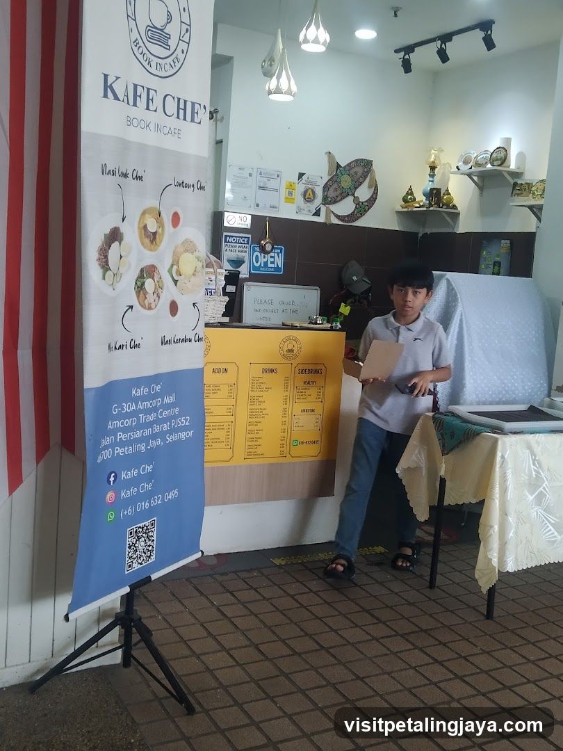 Kafe Che Interior with Staff