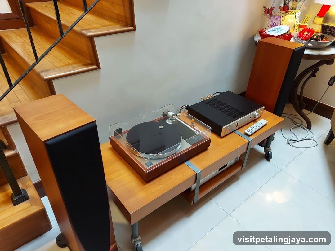 Home Audio Setup with Turntable and Amplifier