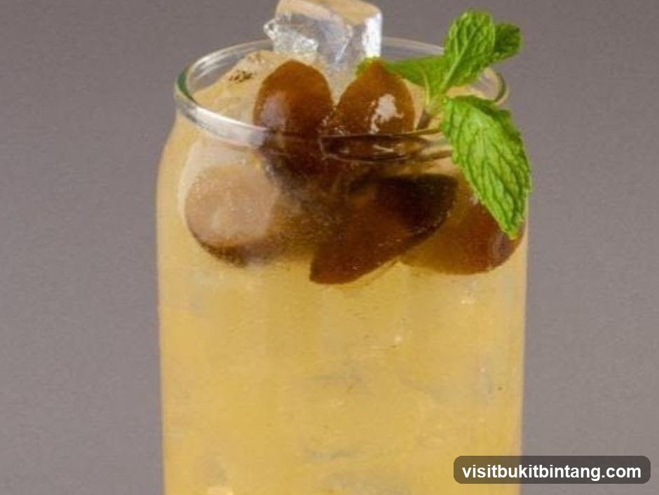 Refreshing Drink with Fruit and Mint