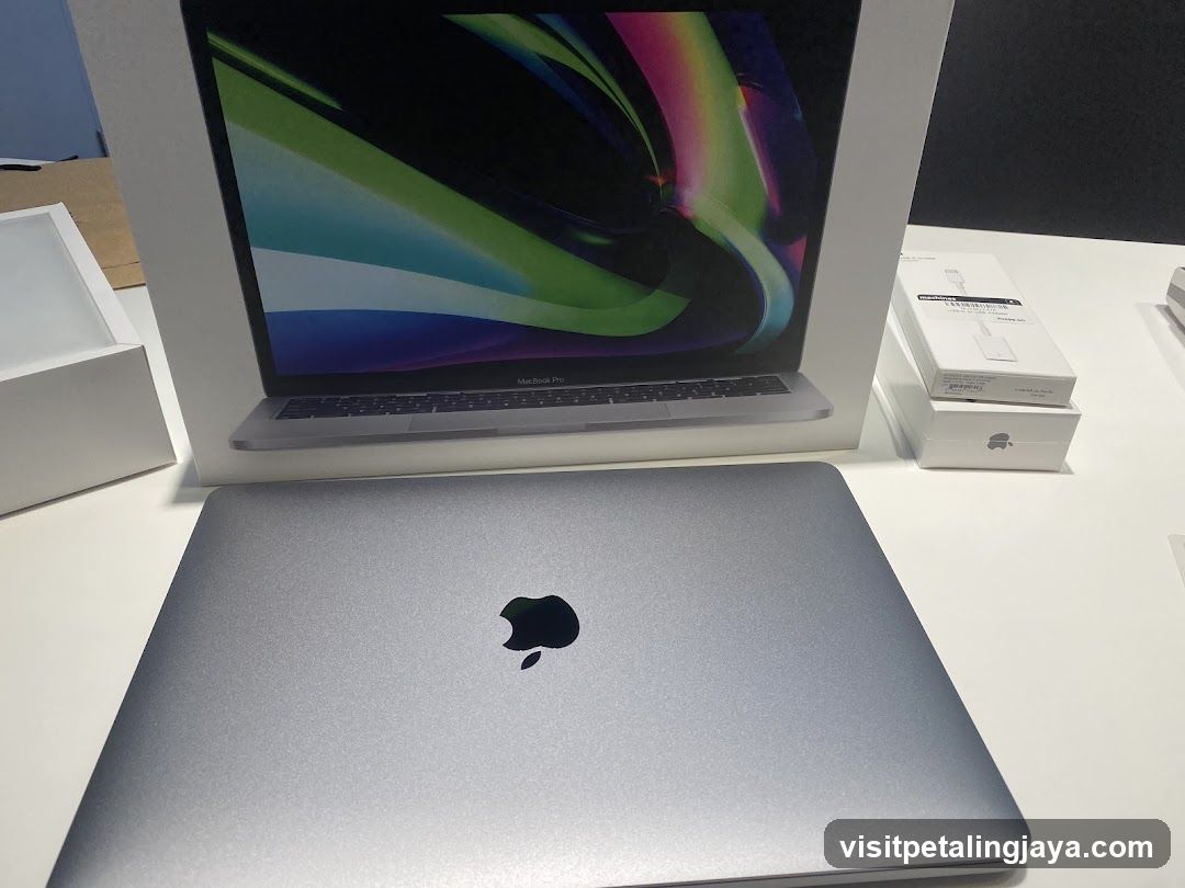 Apple MacBook Pro Display and Laptop
