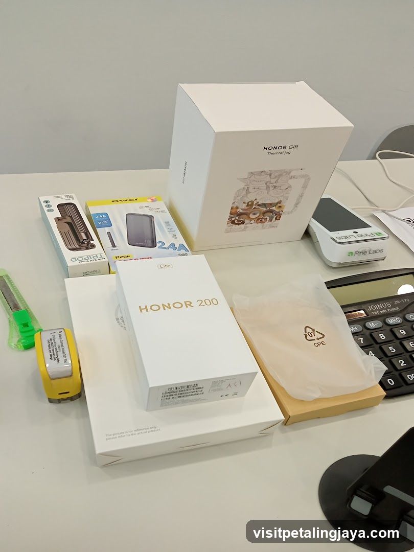 Honor 200 and Accessories Display