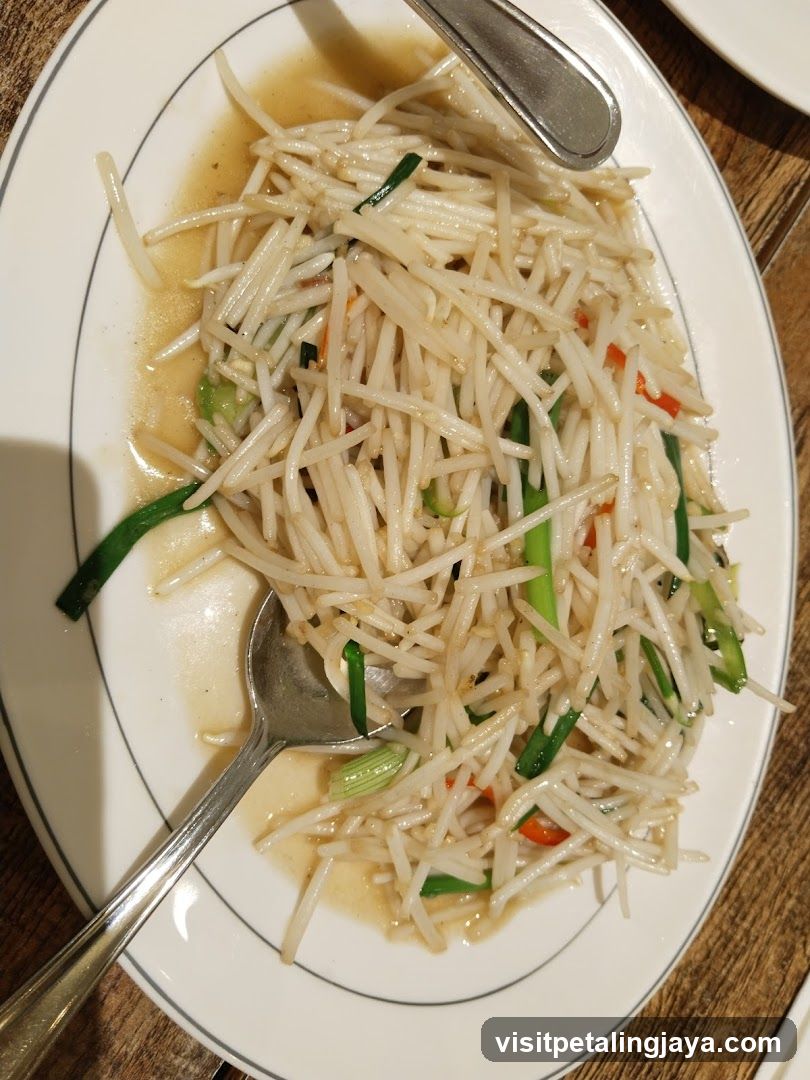 Stir-fried bean sprouts with green onions and peppers