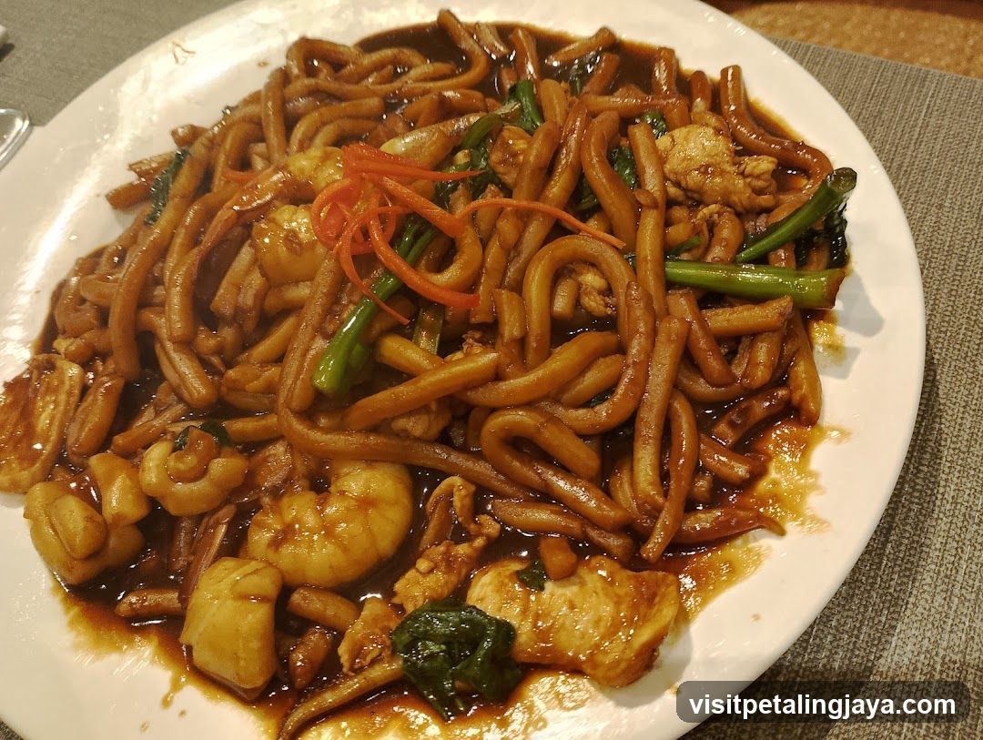 Stir-fried Noodles with Shrimp and Chicken