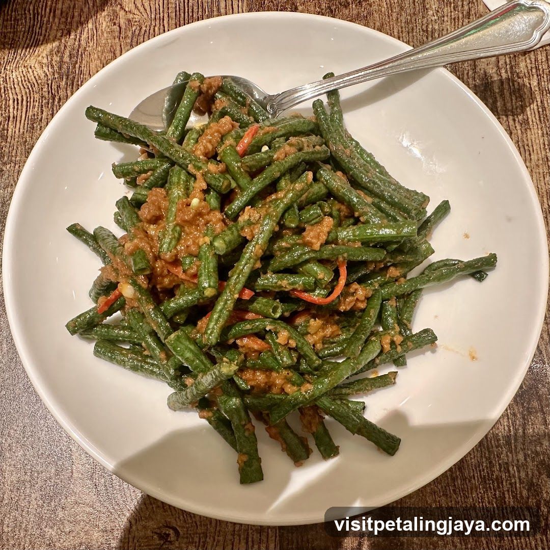 Green Beans with Minced Meat Sauce