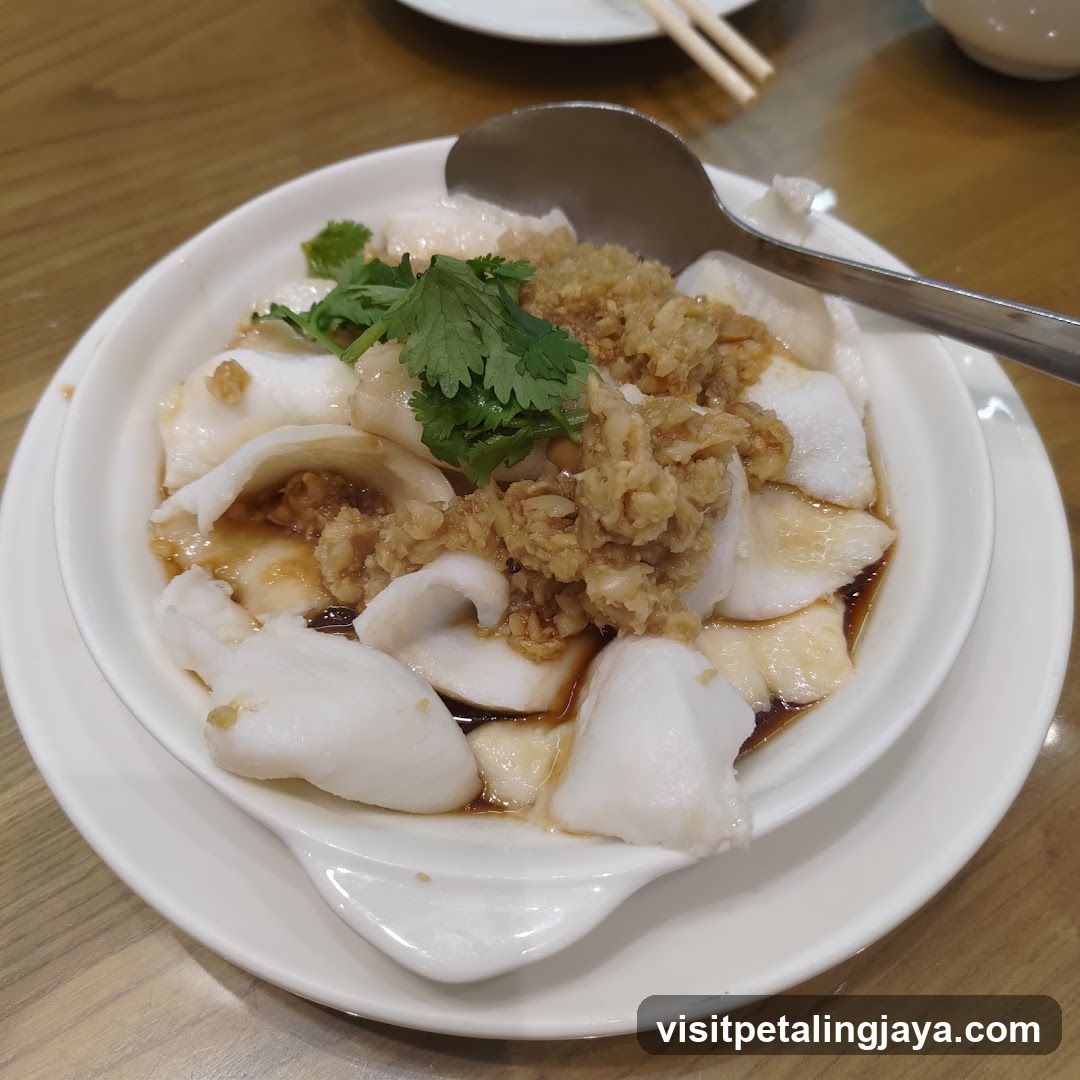 Steamed Rice Rolls with Garlic Sauce